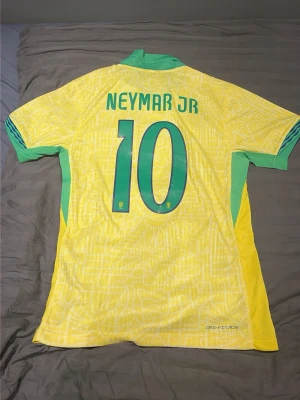 Brasilien Neymar Jr spelarversion storlek M - Säljer en Brasilien matchtröja med Neymar Jr och nummer 10 