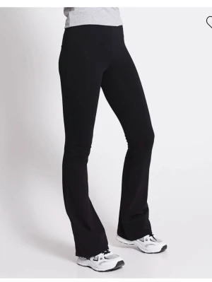 Svarta utsvängda leggings XS - Säljer ett par svarta leggings i storlek XS med utsvängda ben. De har en hög midja och är tillverkade i ett stretchigt material som sitter skönt på kroppen. Perfekta till en avslappnad look eller att styla med en oversized tröja.