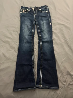 True religion jeans - (Är öppen för bud men kan nekas) Ett par jättefina mid rise jeans från True religion i storlek w25. Sparsamt använda så är i jättebra skick.💞