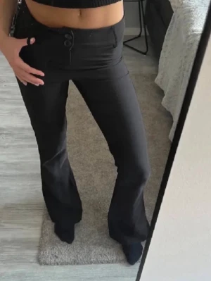 kostymbyxor från gina  - 🖤 Helt nya svarta kostymbyxor från Gina Tricot!  Storlek 36 och passar bäst XS/S. Aldrig använda, endast testade. Stilrena svarta byxor med snygg passform som passar perfekt både till vardag och när du vill klä upp dig.  💌 Hör gärna av dig vid frågor eller intresse!