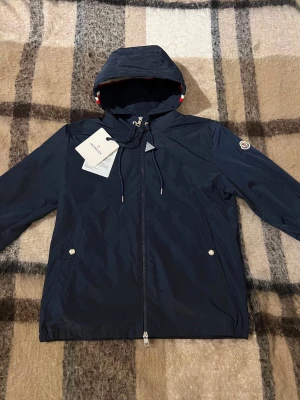 Moncler Grimpeurs vindjacka mörkblå  - Säljer en Moncler Grimpeurs vindjacka i nyskick. Storlek 2/M. Originallapparna finns kvar, hör av dig vid frågor / intresse.