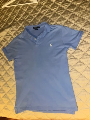 Ralph lauren pike - Riktigt nice äkta  Ralph lauren pike knappt använd och riktigt fräsch storlek S. Passar inte mig därav säljer jag den. Mvh Oliver