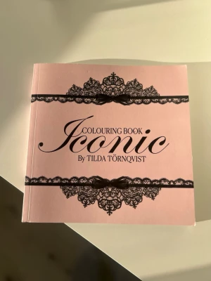Tilda törnqvists målarbok - ej målad i! visar några av sidorna på bilderna 🫶🏻 fick 2 i present så de är därför jag säljer! 