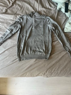 2 fina tröjor - Gant tröjan st S.                                                    Jack & Jones tröjan st S.                                          Kom med pris