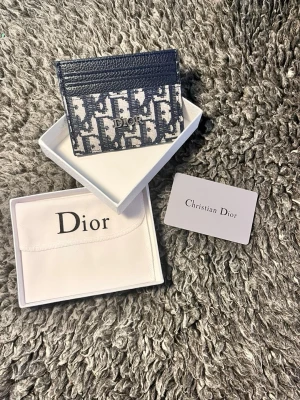 D plånbok - 💙 Exklusiv Blå Korthållare 💙  ✅ Stilren och exklusiv design ✨ ✅ Plats för flera kort 💳 ✅ Smidig och tunn – passar perfekt i fickan 👖 ✅ Högkvalitativ finish 🔥 ✅ Levereras med presentask och tillbehör 🎁  ✨ En elegant blå korthållare som kombinerar stil och funktion. Den moderna designen gör den perfekt för både vardagsbruk och mer formella tillfällen. Ett utmärkt val för dig som vill ha en praktisk accessoar med en exklusiv känsla.