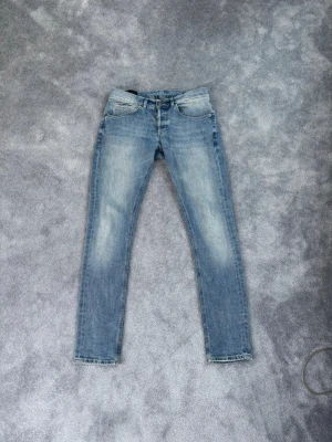 Dondup George jeans - Säljer ett par ljusblå dondup jeans. Nypris 4000. Använda ett fåtal gånger.