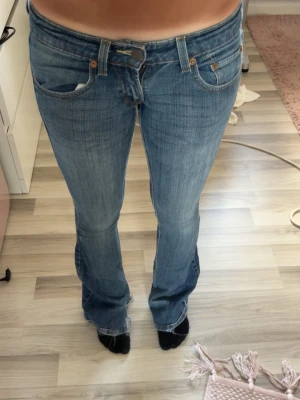 Bootcut jeans i ljusblå denim - Snygga bootcut jeans i ljusblå denim, låg midja. Jeansen är bootcut och sitter rätt tajt på mig och kommer inte t använding