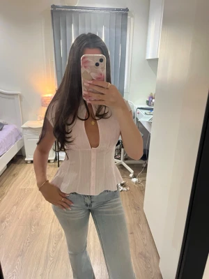 Ljusrosa blus med knappar och peplum - Säljer en jätte söt topp från Zara som är helt ny med prislapp!💕 