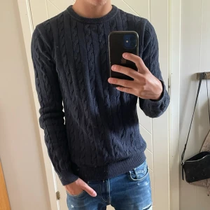Stickad John Henric tröja - Säljer nu denna riktigt snygga kabelstickade John Henric tröja!👏 Skick: 9/10🌟 Storlek: S🤝Hör gärna av er vid frågor eller funderingar!🙌