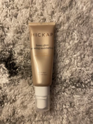 Hickap honey glow priming moisturizer - Honey glow priming moisturizer från Hickap i en snygg guldskimrande tub med pump. Produkten är vegansk och passar alla hudtyper. Perfekt för dig som vill ha en återfuktande primer med glow-effekt innan sminket, använd ett fåtal gånger men fungerar inte på min hud.