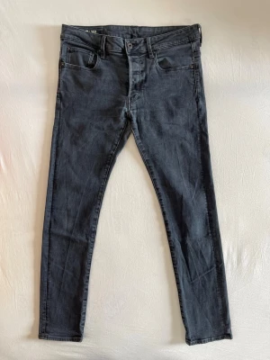 Svarta G-Star Raw Jeans - Säljer ett par snygga och sköna G-Star RAW jeans Slim fit W33/40cm L32/97cm Femficksmodell Zipgylf och knapp Stretch Jeans herr Nypris: Ca 1100kr