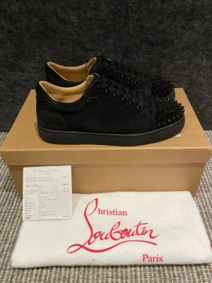 Christian Louboutin skor - Hej, säljer nu dessa svin snygga Christian Louboutin skor. Skorna är i grymt skick!  Begränsat antal boxar och dustbag. Hör av dig vid frågor.