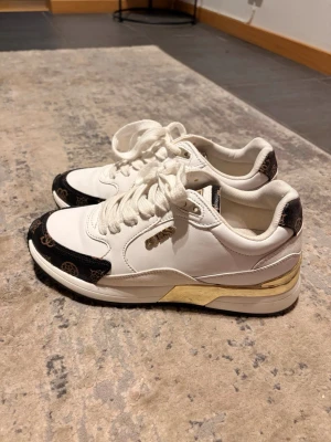 GUESS Moxea - Skit snygga sneakers och perfekt till alla stilar. Använda 1 gång men de ser helt nya ut. Märket är Guess. 