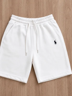 Polo Ralph Lauren shorts – vita - Snygga vita shorts från Polo Ralph Lauren 🤍 Stilren modell med elastisk midja, dragsko och klassisk Polo-logga på benet. Perfekta till sommaren och passar lika bra till en avslappnad outfit som till en mer clean look. 📌 Storlek: L 🎨 Färg: Vit ✨ Skick: Fint skick utan defekter! 🏷️ Polo Ralph Lauren Skickas snabbt och packas ordentligt 📦 Hör gärna av dig vid frågor!