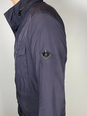 J.Lindeberg field jacket - 👕 Plagg: field jacket                                                                 📏 Storlek: M                                                                🏷️ Märke/Modell: J.Lindeberg                                           ✨ Skick: Fint skick, tecken på användning                                                      💬 Vid frågor är det bara att skriva!                                                                                          🛍️ Gramenti