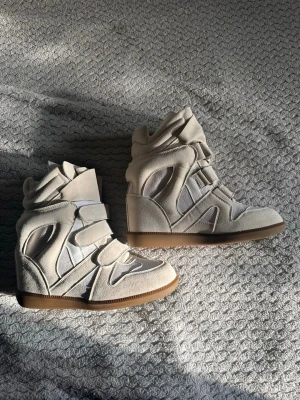 Isabel Marant skor - Säljer mina Isabel Marant-skor i jättefint skick, precis som bilderna visar! De är väldigt väl omhändertagna och har inga skador alls. Jag har köpbevis. Säljer dem för att jag har vuxit ur dem. Först till kvarn!