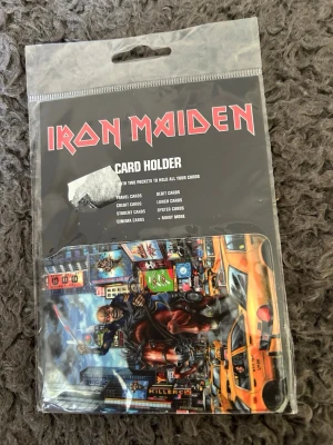 Korthållare i plast - Korthållare i plast. Med Iron maiden. Helt ny.
