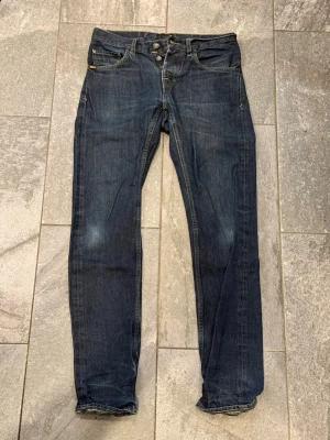Tiger of Sweden jeans 29/32 - Bra skick lite små missfärgningar men inga hål osv. Mörkblå 