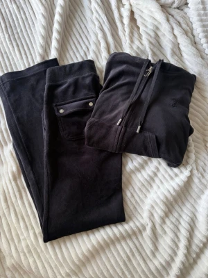 juicy couture sett svart  - Säljer mitt  juicy couture sett på grund av att de inte kommer till användning längre! Byxorna är i storlek xxs men skulle säg att de passar xs/s o tröjan är i storlek xs men skulle mer säga att den passar folk som har S