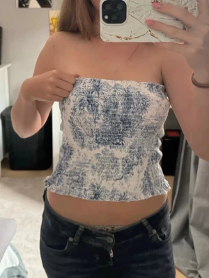 Offshoulder linne från H&M - Fint skick. Inga defekter. Stretchig men sitter mer som en S. Postar samma dag eller dagen därpå.