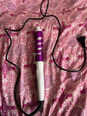 Locktång - Locktång med spiralformad design. Har en knapp på handtaget och spiralgrepp för enkel styling. Perfekt för att fixa lockar snabbt och smidigt. Fungerar helt bra dock inte för mitt hår då jag har väldigt tjockt hår🤗 har man tunnt hår är det inga problem. Locktången är inte använd på flera år 