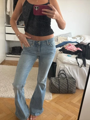 Ljusblå bootcut jeans med låg midja - Nästintill oanvända jeans från weekday