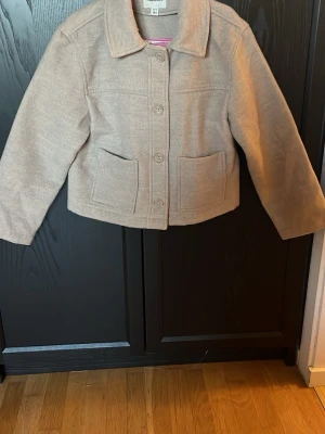 Beige ulljacka med stora fickor💗 - Aldrig använd💗