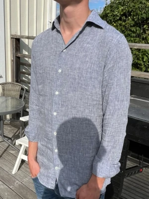 Linneskjorta - Skön skjorta i nyskick 100% linne Storlek S Jag på bild är 180cm och 66kg