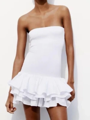 INTRESSE KOLL💕 - Jättefin trendig klänning i stretchiga material i storlek S men passar xs då den är lite kortare. Säljs inte längre på Zara! 💕 Hör av er ifall ni är intresserade. Pris kan diskuteras. 