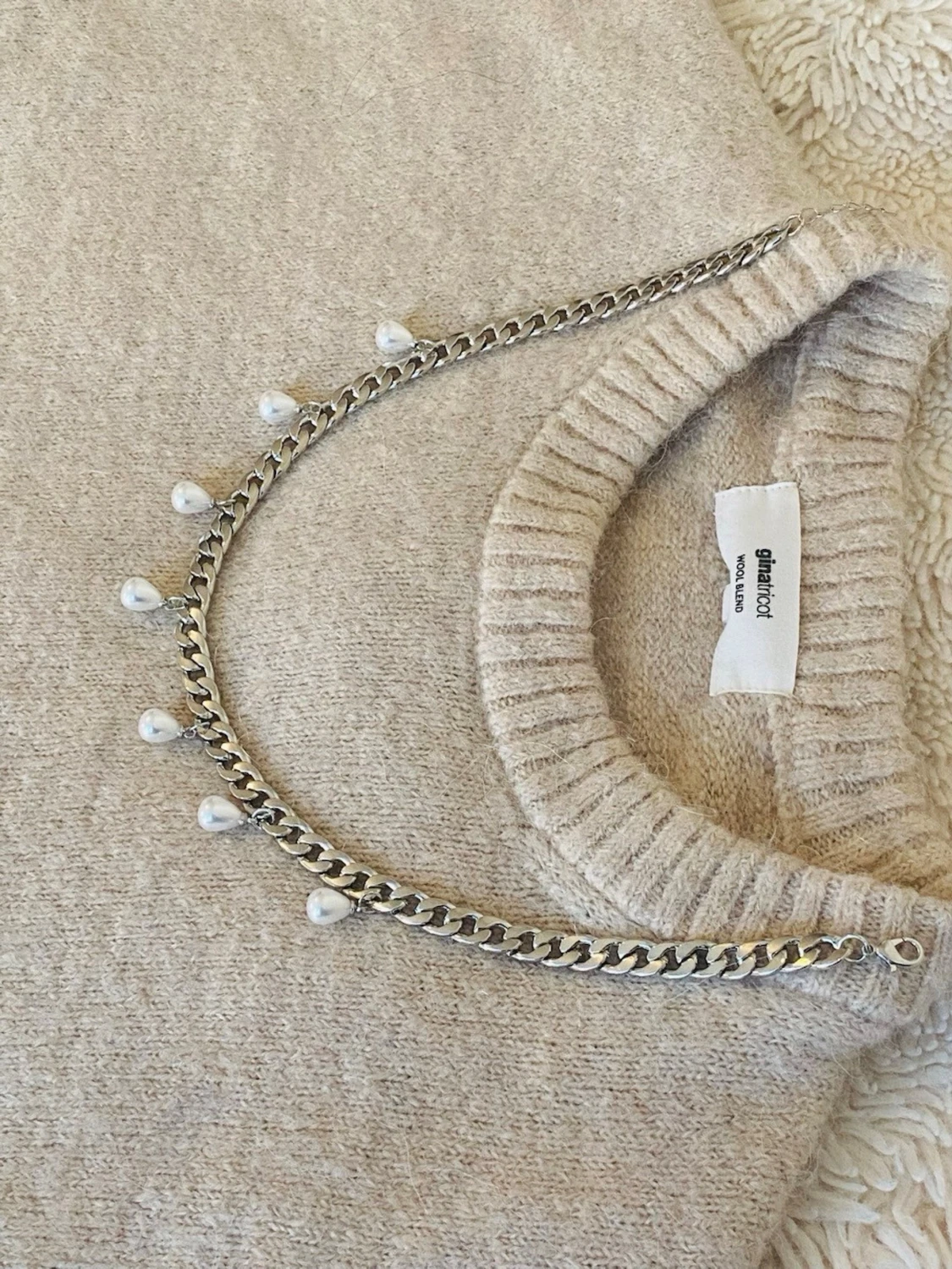 Silverfärgat halsband med pärlor - 1