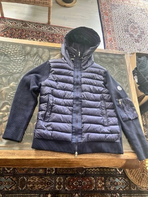 Moncler cardigan  - Snygg marinblå Moncler cardigan som funkar perfekt året runt! Storlek M som passar S och M. Dessutom finns en fungerande NFC Scan. Wla inga returer.Wla behöver gta 6 så inget mindre än 1200