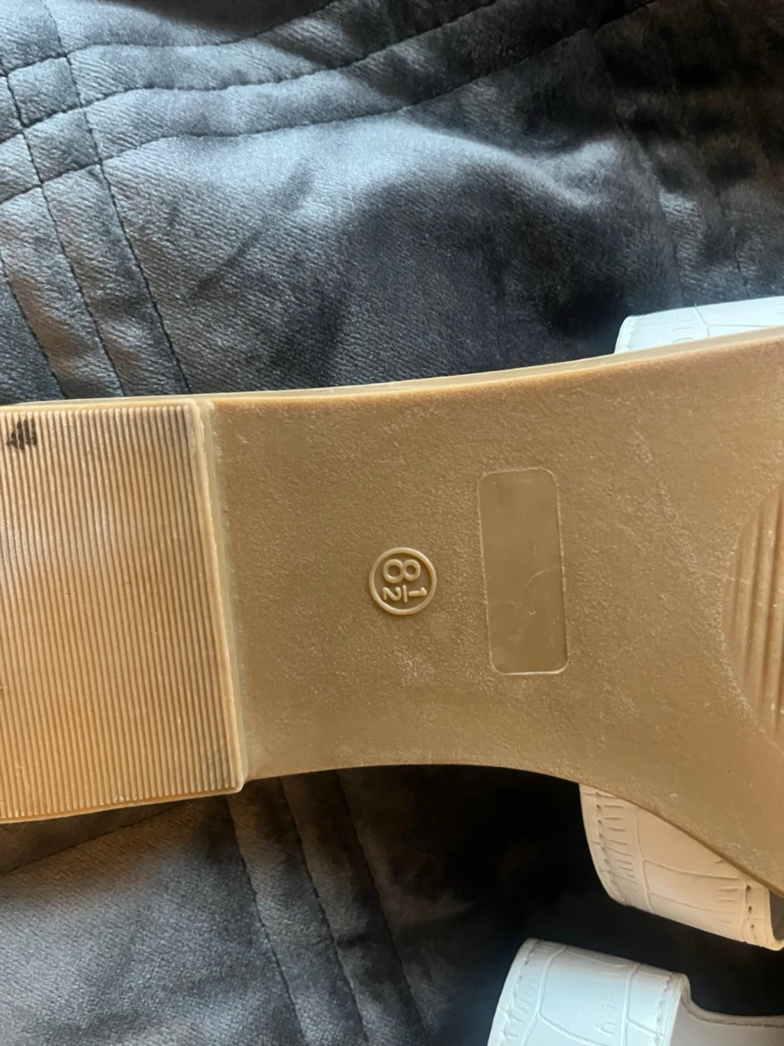 Vita sandaler med krokopräglat mönster - 4