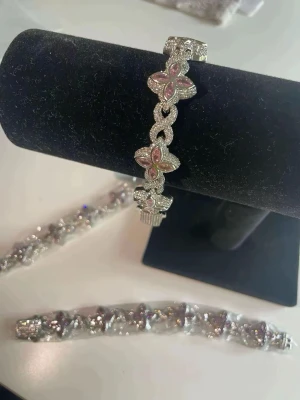 Fyrklöver diamantarmband - Våra fyrklöver-diamantarmband i rosa 💗är gjorda av stark mässing och dekorerade med glittrande cubic zirconia-stenar som verkligen skiner  Finns i 18 cm och packas noggrant inför varje beställning 📦  Obs: Undvik dusch och bad med armbandet för att det ska hålla sig fint så länge som möjligt.