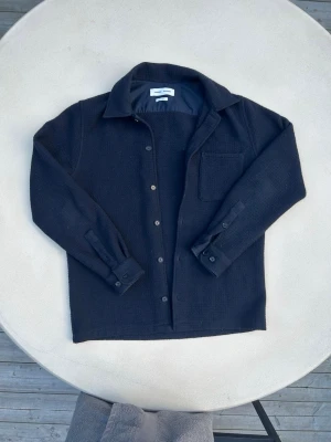 Svart overshirt med bröstficka - Go enkel overshirt från samoe samsoe