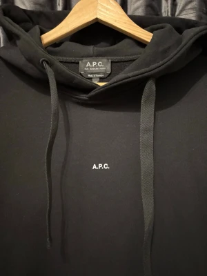 APC hoodie  - A.P.C hoodie - svart - skick 9/10, mycket bra skick! - storlek XS, men passar S - sjukt fet, skön och clean hoodie - hör av er vid frågor🤝