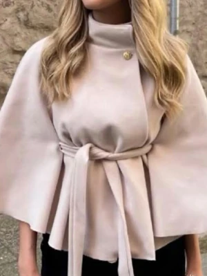 Beige poncho - Säljer min poncho i nytt skick, aldrig kommit till användning