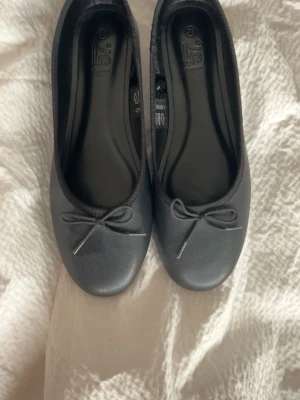 Ballerina skor - Ett par svarta ballerina skor från lager 157 i storlek 39! Ej använda och sälja pga inte kommit till någon använding och tyvärr lite för stora för mig!💕