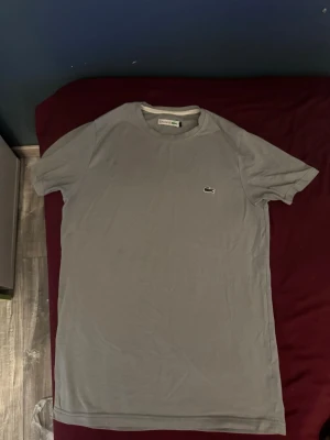 Lacoste shirt - Grå jätte fin Lacoste shirt med en underbar passform🤩
