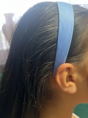  Ljusblåt diadem - Snyggt diadem i ljusblå satin med bred form som ger en trendig look. Perfekt accessoar som är väldigt bekväm på huvudet.  Materialet är glansigt och mjukt, vilket gör att det sitter bekvämt på huvudet hela dagen.