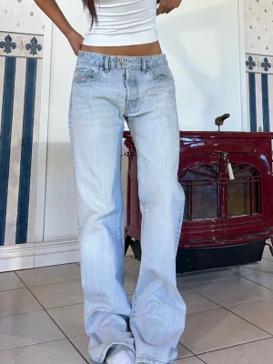 Diesel jeans - Vintage Diesel i nyskick❣️ midjemått 90cm (43cm rakt över)❣️innerbenslängd 88cm❣️ stora & baggy på mig, håller upp på bild❣️jag är 165