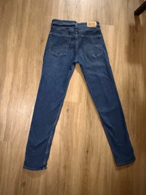 Jack n Jones jeans - Feta slim/ straight fit jeans sitter fett skönt och passar bra till alla outfits storleken är 170 men passar w30 lätt, ganska oanvända kanske ett par gånger ba