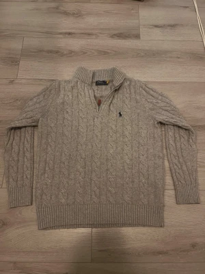 Polo Ralph Lauren tröja  - Kabelstickad tröja från Polo Ralph Lauren som passar bra för dem som är runt 170-180. 