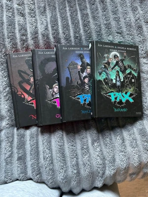 Pax böcker 1-4 - Pax serien böckerna 1-4. dom två första är lästa men har inga orimliga eller överdrivna täcken på användning. De andra två är olästa men alla har täcken på att dom har stått och flyttas runt. Vid funderingar är det bara att skriva. Kan köpas tillsammans eller separat!☺️