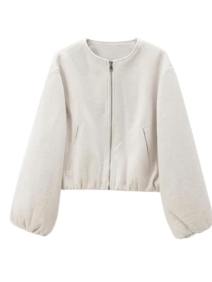 Beige croppad jacka - Beige jacka från Zara i storlek XS. Använd endast en gång, i nyskick utan några tecken på användning. Snygg och stilren modell som passar till allt. Säljes pga att den inte kommer till användning 🩷