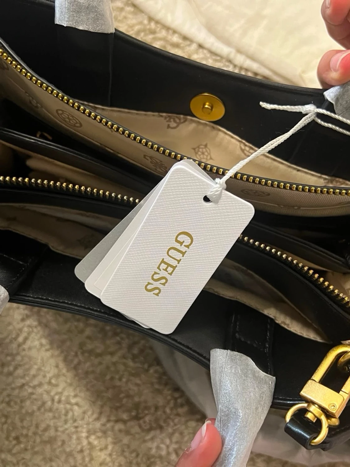 Svart handväska från Guess - 1