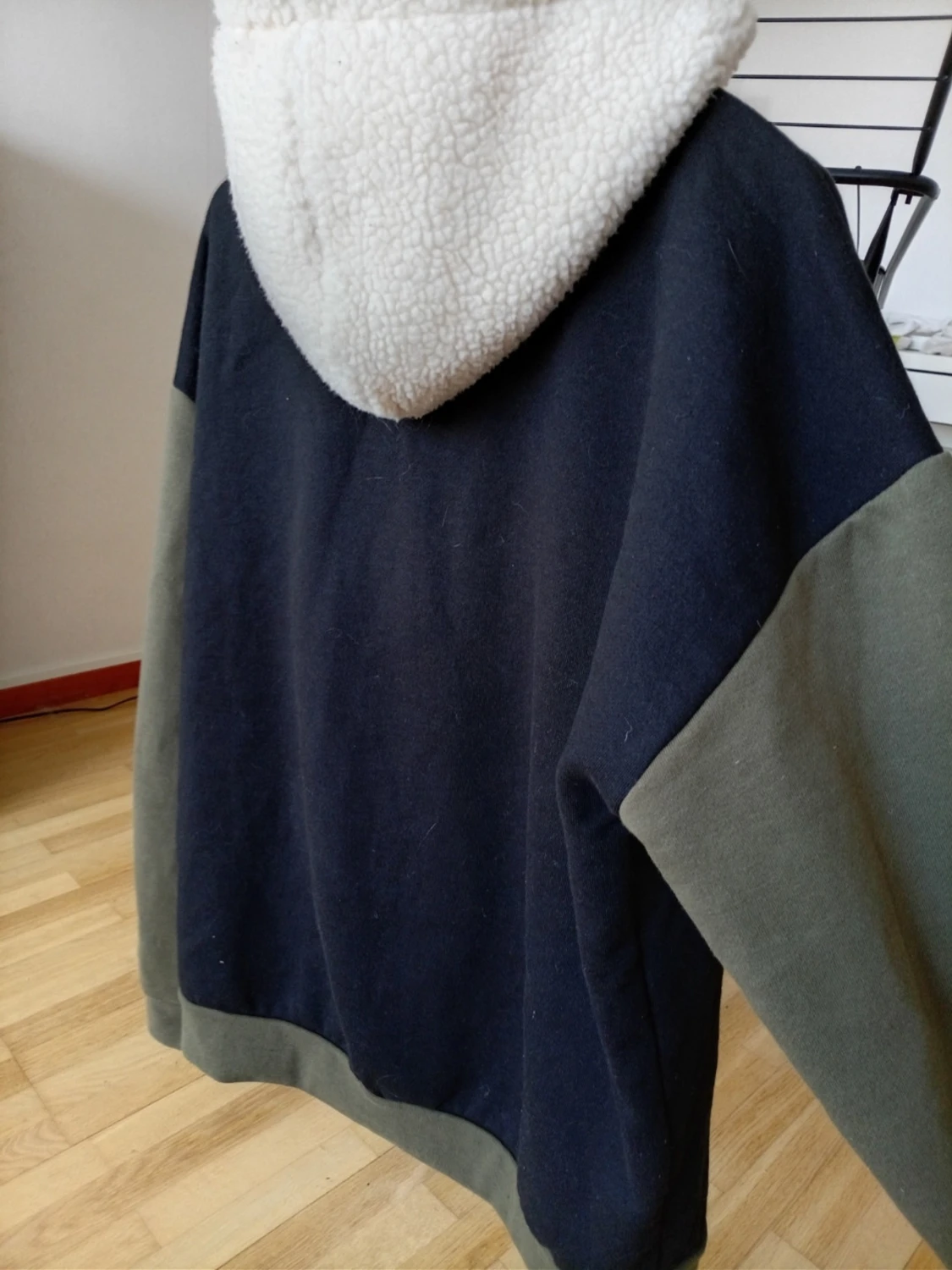 Svart och olivgrön hoodie från Denim Day - 3