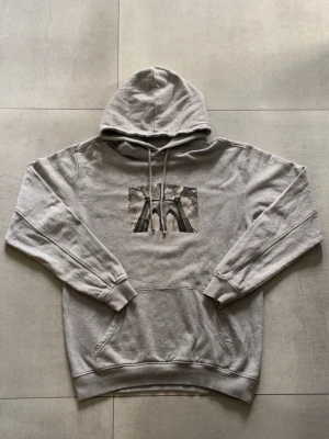 Snygg grå hoodie med tryck  - Tja! En snygg grå hoodie med snyggt tryck | storlek M | skick 10/10 | märke: vailent | passar super bra nu till hösten och skolstarten🍁 hör av dig vid mer frågor eller funderingar😁 mvh gradioso