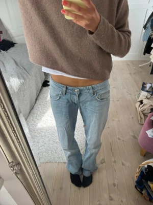 Ljusblå Zara jeans med låg midja - Säljer ett par ljusblå Lågmidjade Zara jeans. Oanvända och inga defekter, då de är lite för långa.🫶🏻💓Tryck gärna på ”köp nu”⭐️