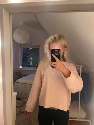 Ljusrosa oversized stickad tröja - Jättefin rosa stickad tröja. Tröjan är super skön och väldigt stretchig! Den är perfekt till hösten och vintern☃️🍂. Tröjan är i storlek xs. Säljer pga att den inte kommer till användning längre 🤍
