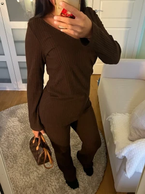 Brunt ribbat mysset - Snyggaste bruna settet perfekt när man vill vara mysig men snygg samtidigt. Tjockt och ordentligt material oxå. 
